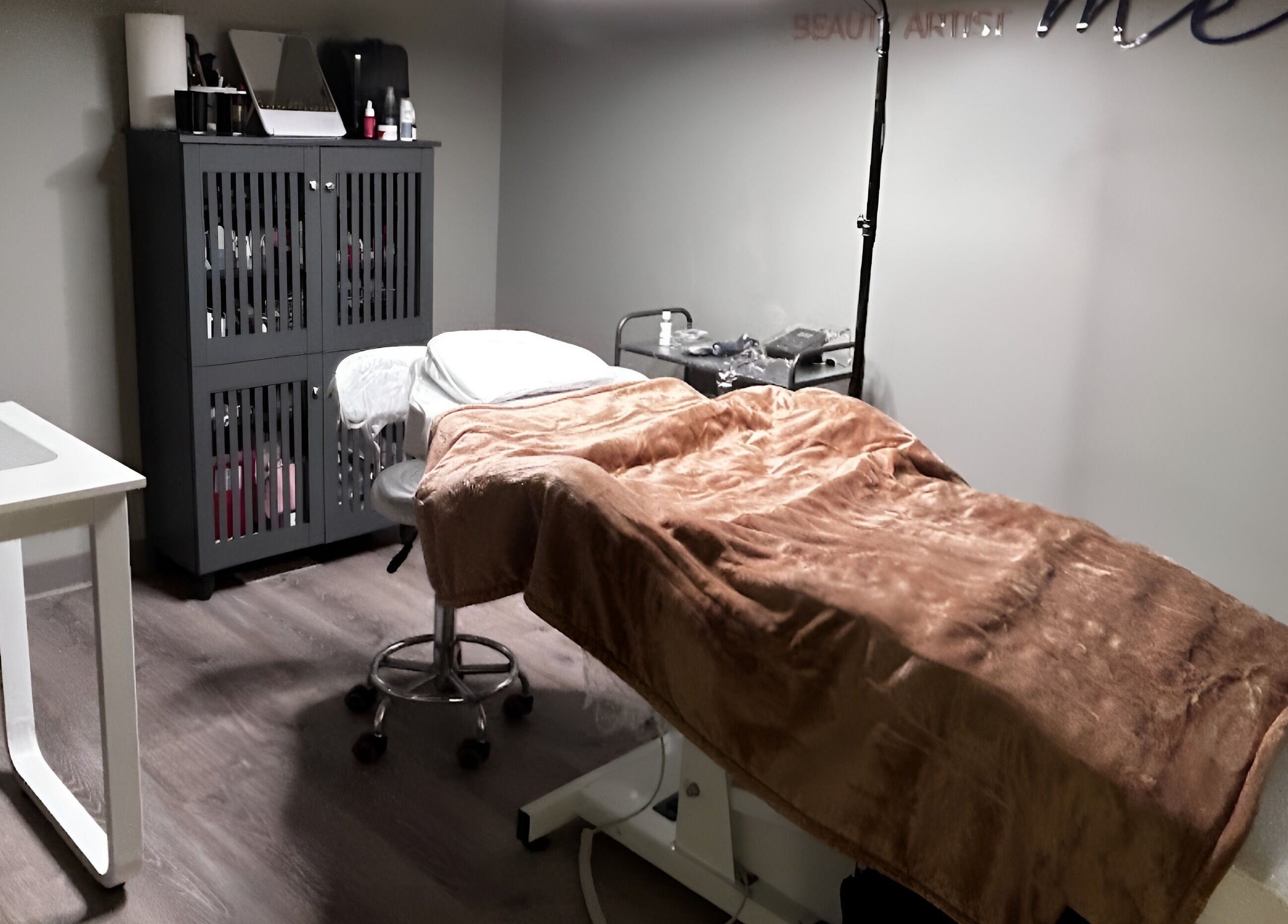 Cozy treatment room at Bonita Hub, Rolling Meadows, Illinois, US, featuring a plush massage table.