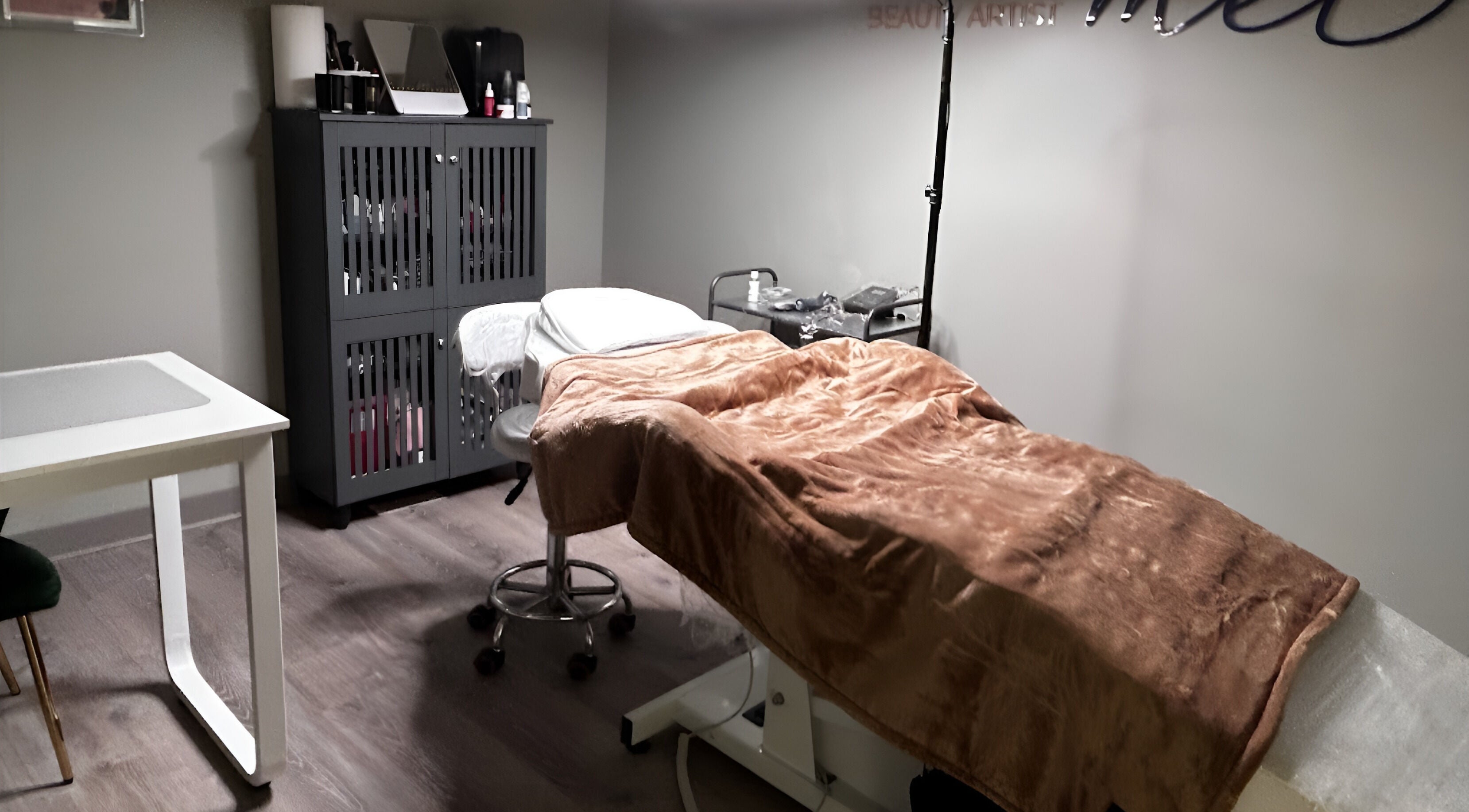 Cozy treatment room at Bonita Hub, Rolling Meadows, Illinois, US, featuring a plush massage table.