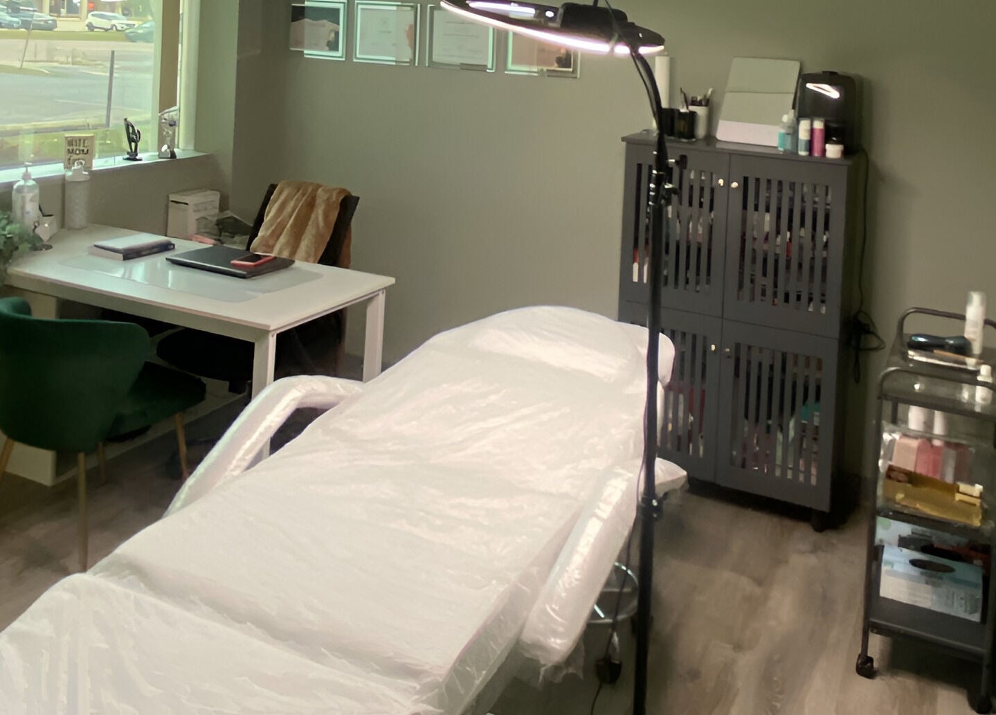 Tranquil beauty room at Bonita Hub - Schaumburg with therapy bed in Rolling Meadows, Illinois, US.