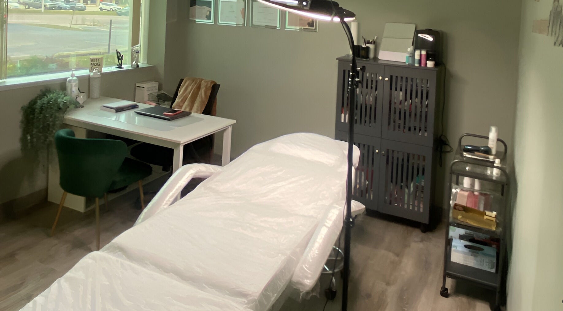 Tranquil beauty room at Bonita Hub - Schaumburg with therapy bed in Rolling Meadows, Illinois, US.