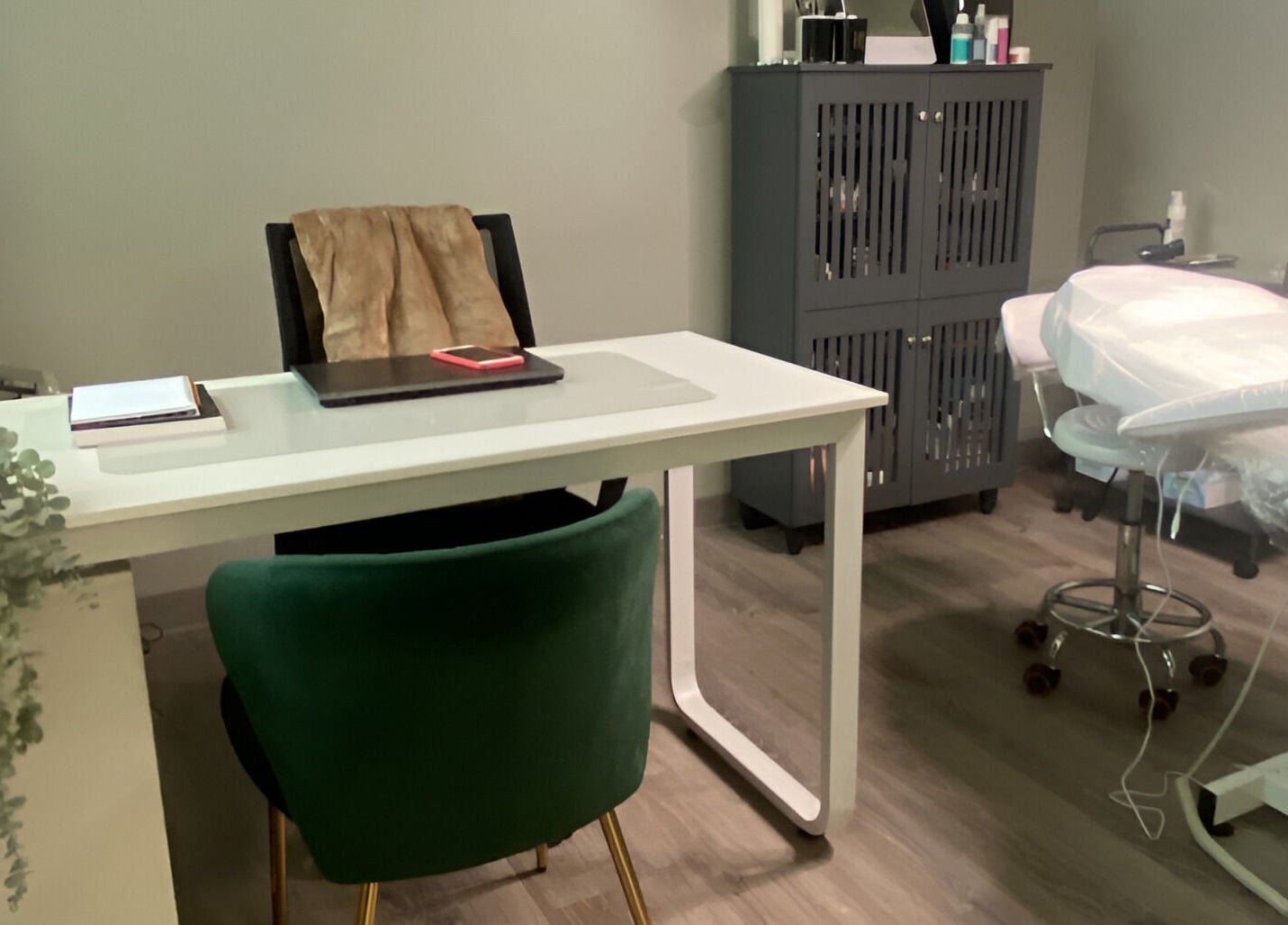 Elegant treatment room at Bonita Hub, Rolling Meadows, Illinois, US with a stylish desk and comfortable chair.