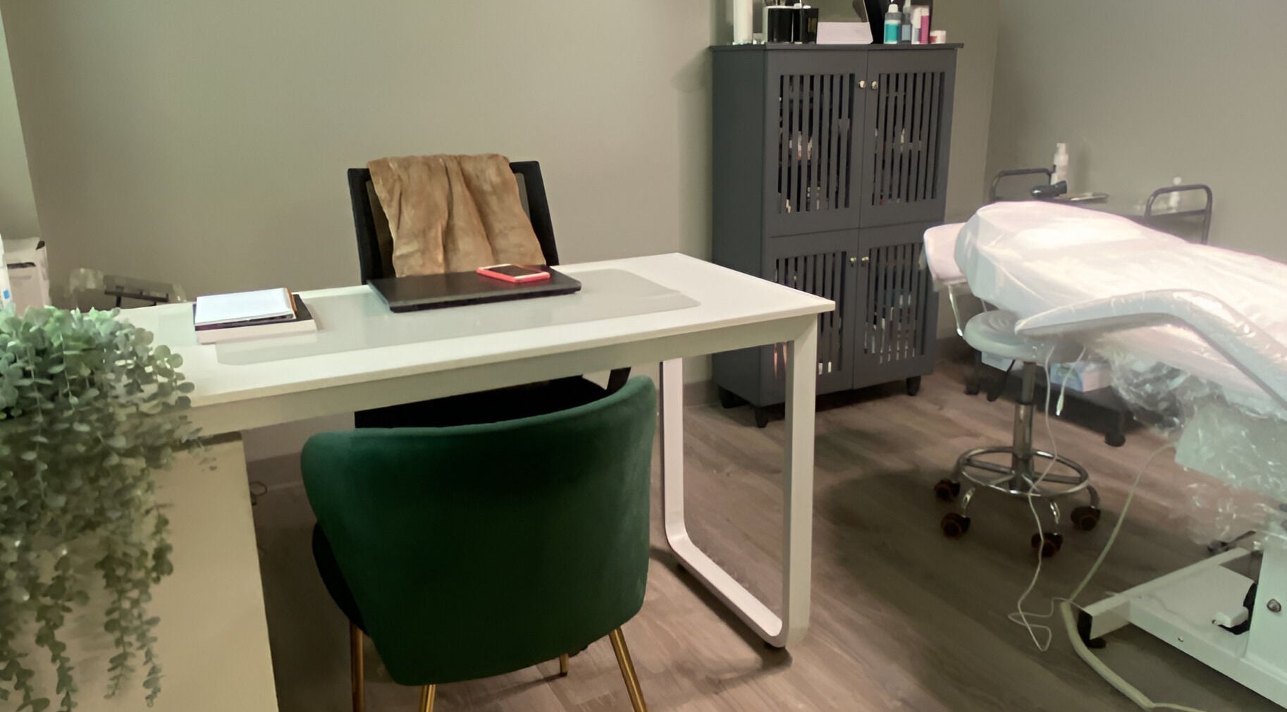 Elegant treatment room at Bonita Hub, Rolling Meadows, Illinois, US with a stylish desk and comfortable chair.