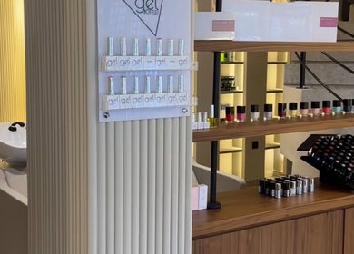 Mur de vernis à ongles à Yur maison de beauté, Casablanca, MA, offrant une vaste sélection.