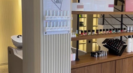 Mur de vernis à ongles à Yur maison de beauté, Casablanca, MA, offrant une vaste sélection.