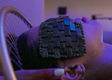 Soin du visage apaisant chez Yur maison de beauté, Casablanca, MA, avec un masque de pierres précieuses.
