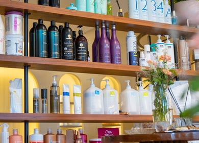 Produits de beauté variés sur étagères chez Yur maison de beauté, Casablanca, MA.
