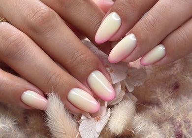 Manucure élégante avec vernis dégradé à Yur maison de beauté, Casablanca, MA.