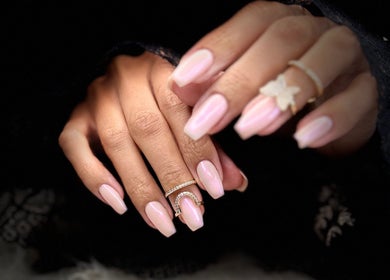 Manucure rose élégante à Yur maison de beauté, Casablanca, MA, mettant en valeur un design sophistiqué.