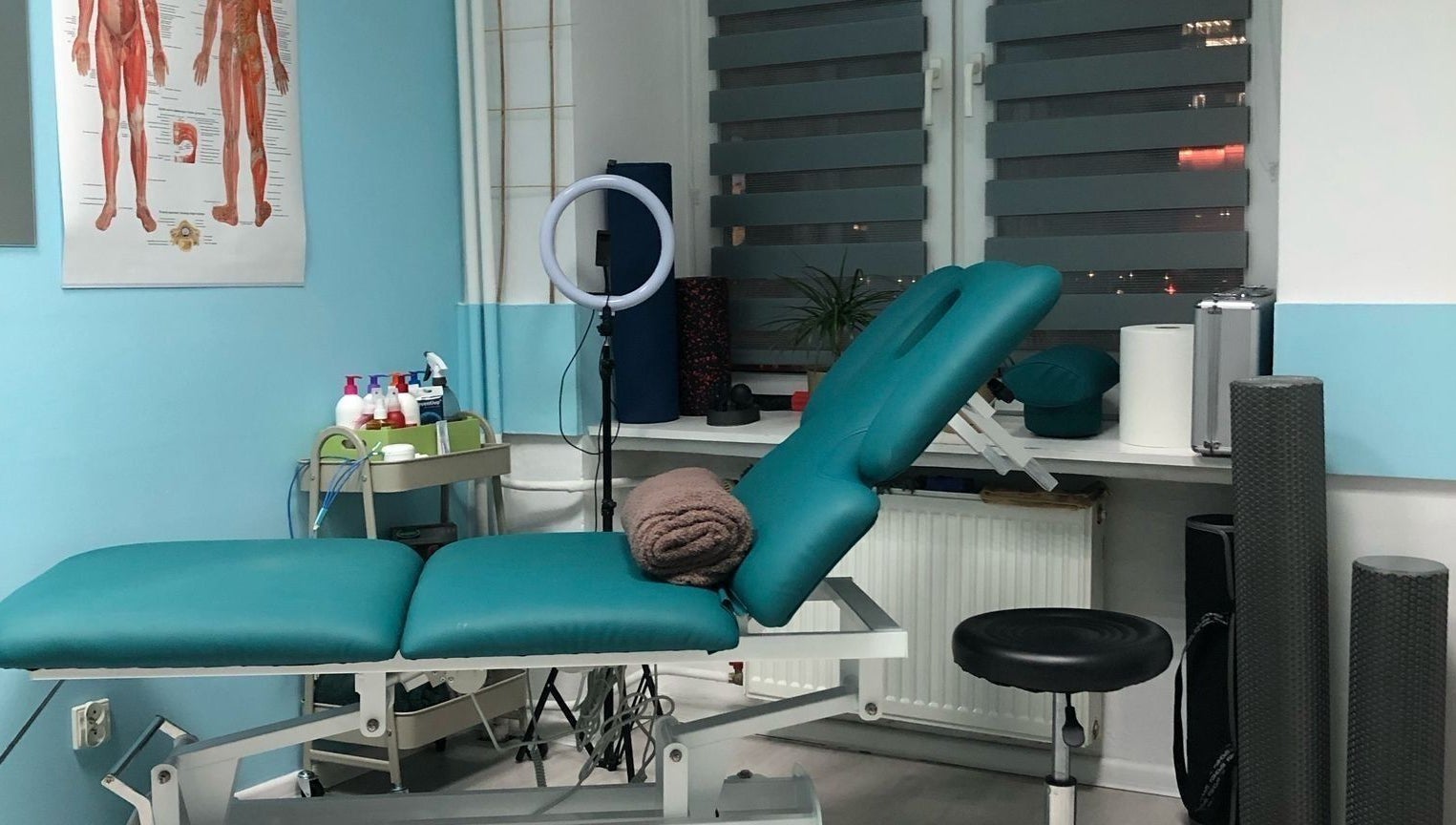 Массажная комната в IDMassage, Варшава, с современным оборудованием и уютной атмосферой.