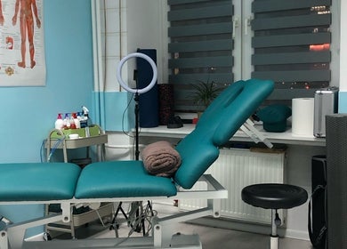 Массажная комната в IDMassage, Варшава, с современным оборудованием и уютной атмосферой.