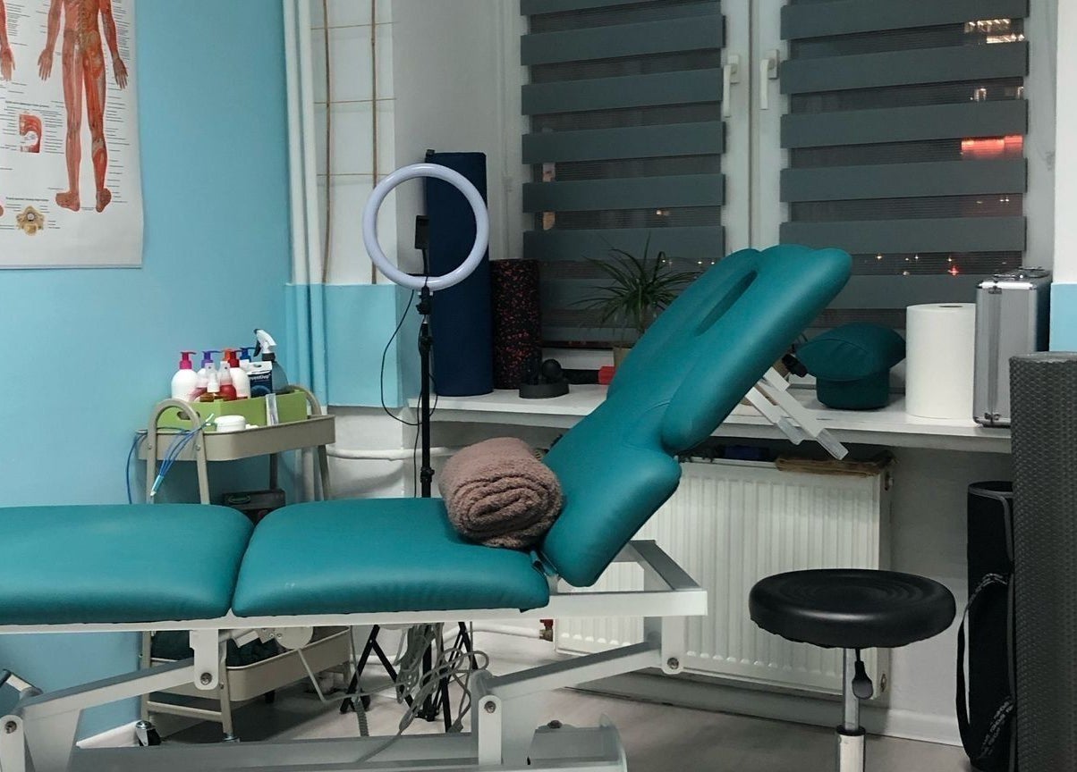 Массажная комната в IDMassage, Варшава, с современным оборудованием и уютной атмосферой.
