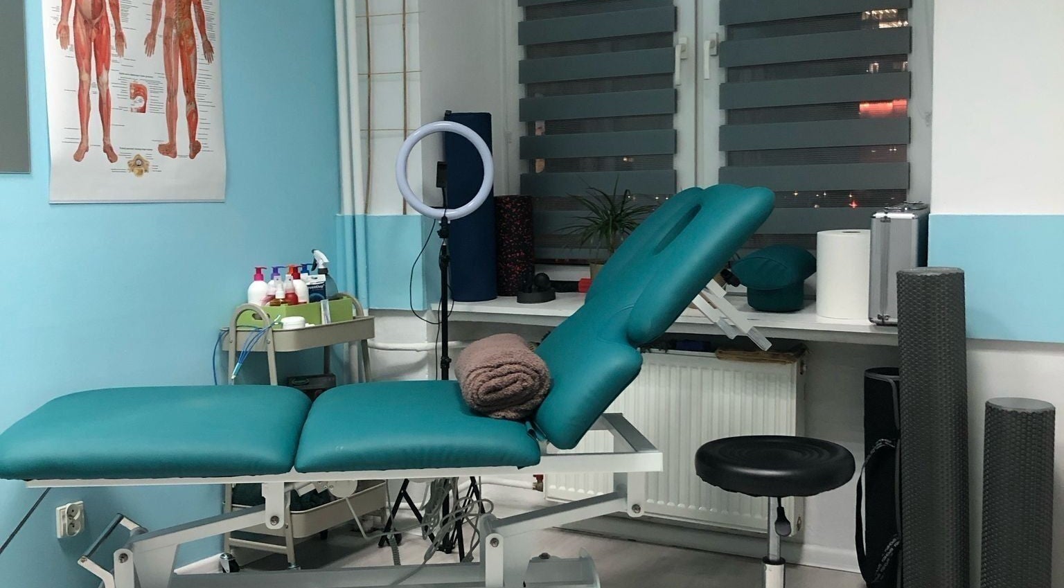 Массажная комната в IDMassage, Варшава, с современным оборудованием и уютной атмосферой.