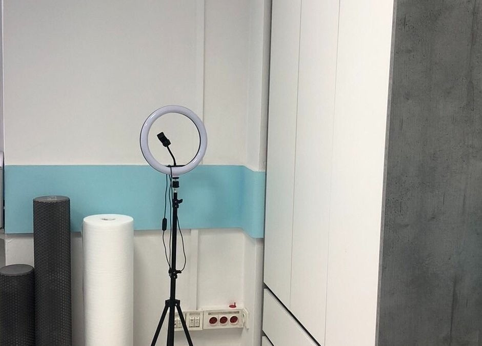 Светлый интерьер IDMassage в Варшаве с кольцевой лампой и аксессуарами, Województwo Mazowieckie.