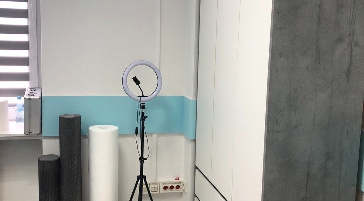 Светлый интерьер IDMassage в Варшаве с кольцевой лампой и аксессуарами, Województwo Mazowieckie.