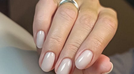 Close-up of a fresh gel manicure at Keti Nails in Beograd, RS showcasing glossy, well-groomed nails.
