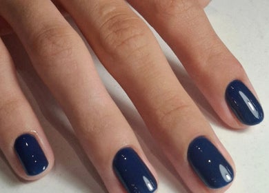 Elegant navy blue manicure at Keti Nails, Beograd, RS, showcasing glossy and perfectly shaped nails.