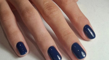 Elegant navy blue manicure at Keti Nails, Beograd, RS, showcasing glossy and perfectly shaped nails.