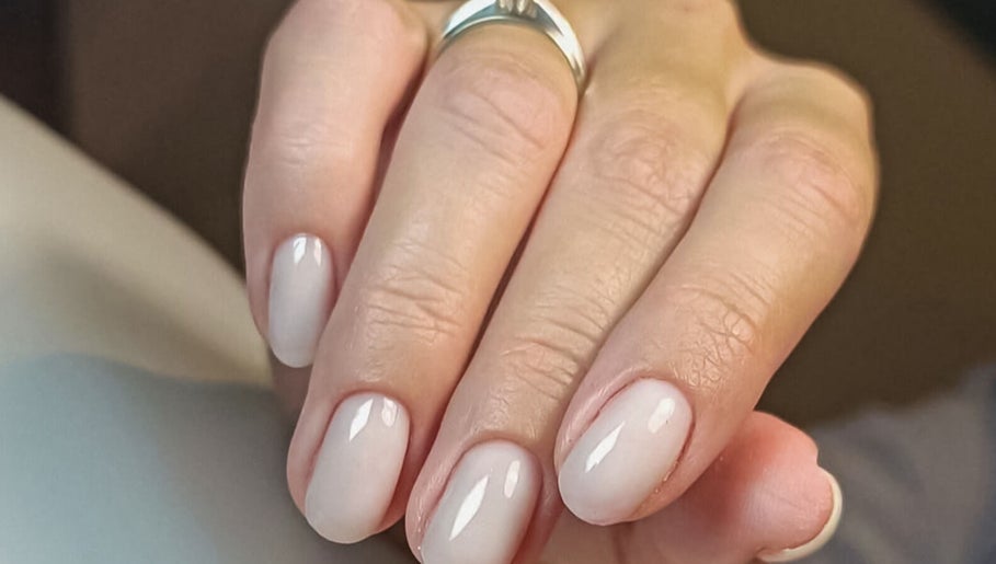Elegant manicured hand with pale pink nails at Keti Nails, Beograd, RS.