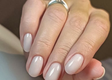 Elegant manicured hand with pale pink nails at Keti Nails, Beograd, RS.