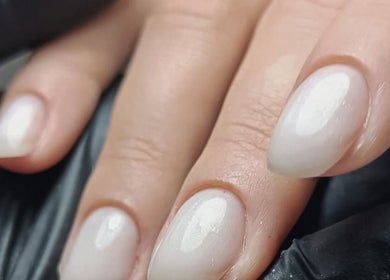 Close-up of elegantly manicured nails at Keti Nails, Beograd, RS showcasing glossy pearl finish.
