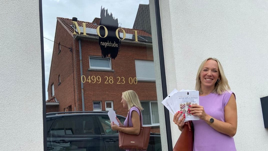 Vrouw voor Instituut Mooi in Kortenberg, Vlaams Gewest, BE met promofolders.