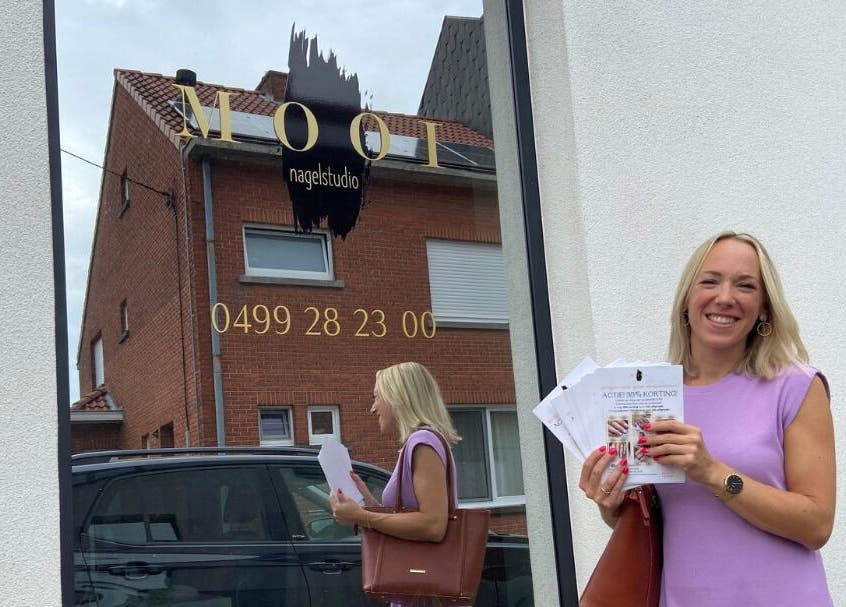 Vrouw voor Instituut Mooi in Kortenberg, Vlaams Gewest, BE met promofolders.