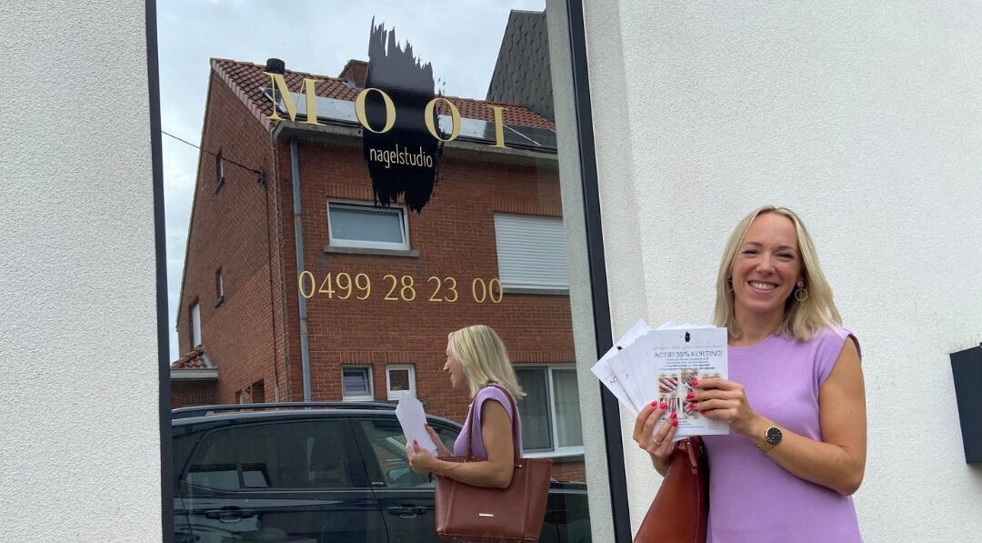 Vrouw voor Instituut Mooi in Kortenberg, Vlaams Gewest, BE met promofolders.