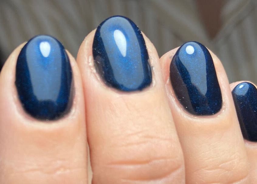 Elegante donkerblauwe nagellak bij Instituut Mooi, Kortenberg, Vlaams Gewest, BE.