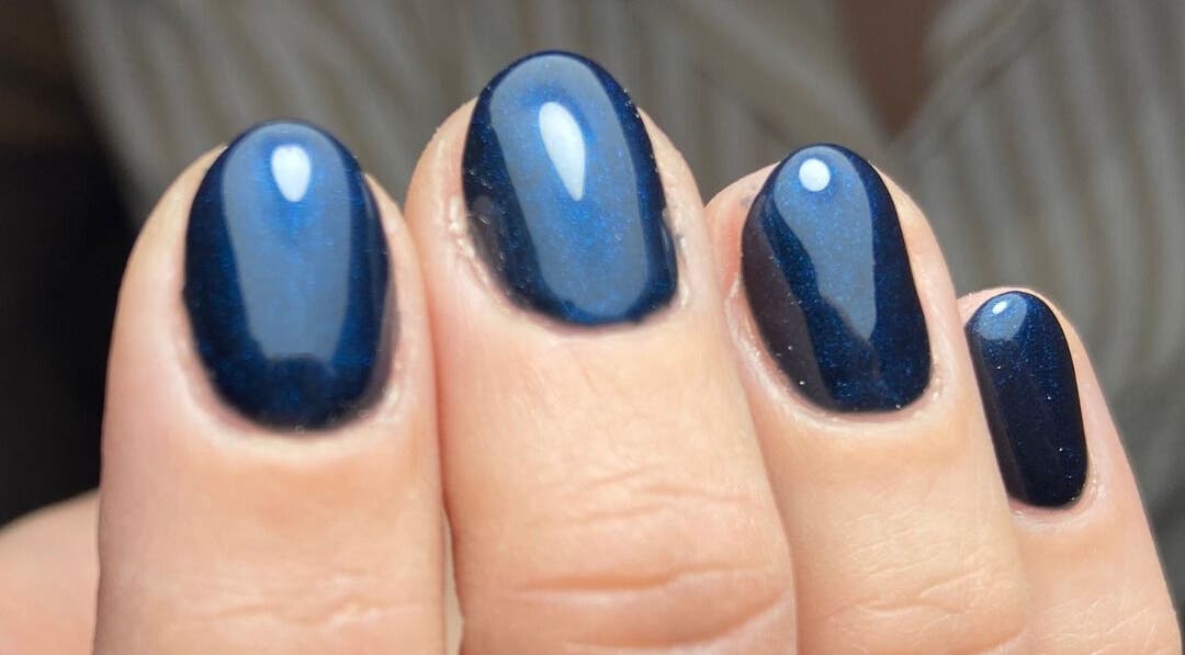 Elegante donkerblauwe nagellak bij Instituut Mooi, Kortenberg, Vlaams Gewest, BE.