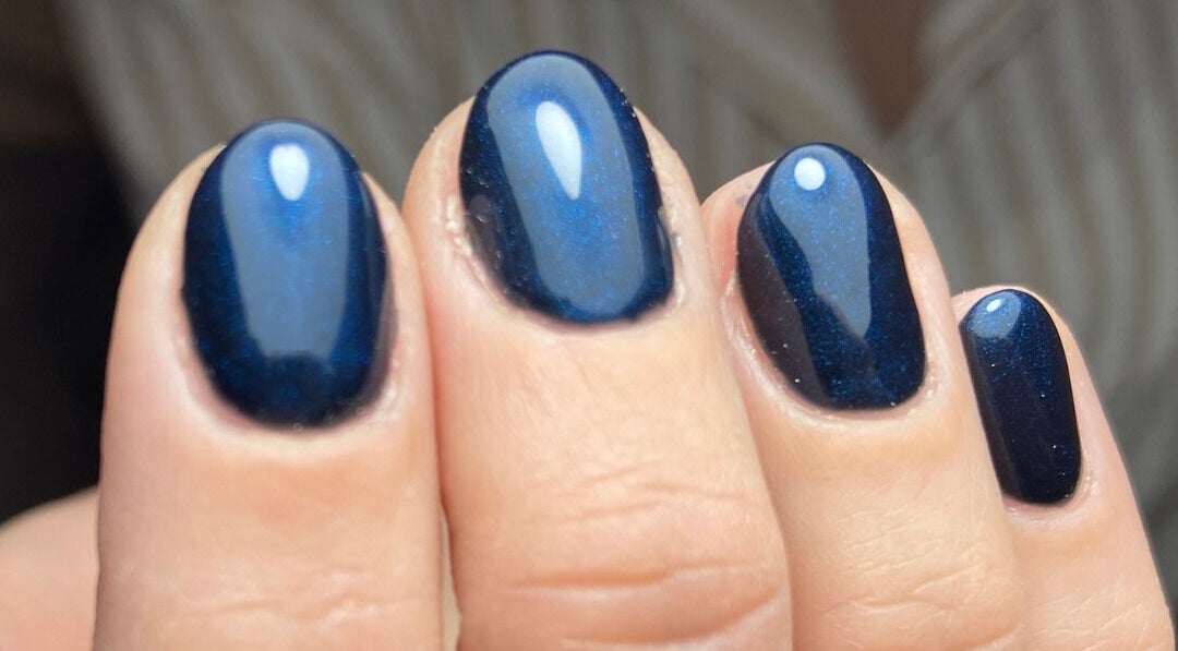 Elegante donkerblauwe nagellak bij Instituut Mooi, Kortenberg, Vlaams Gewest, BE.