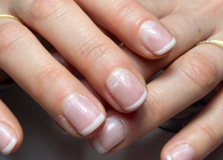 Verzorgde nagels met French manicure bij Instituut Mooi in Kortenberg, Vlaams Gewest, BE.