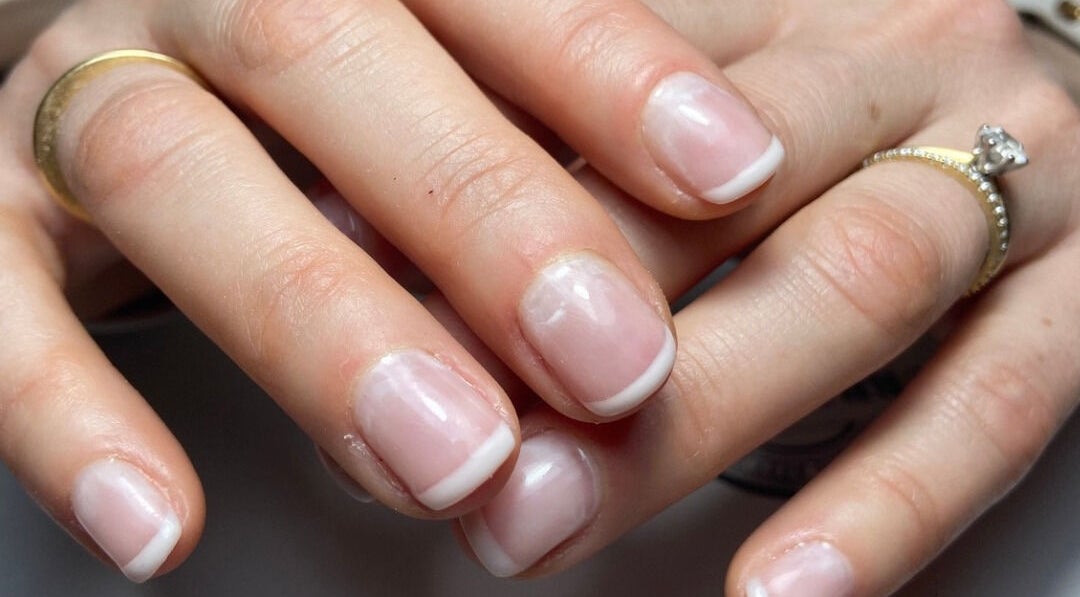 Verzorgde nagels met French manicure bij Instituut Mooi in Kortenberg, Vlaams Gewest, BE.