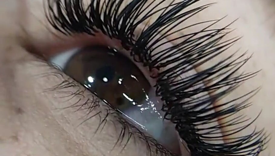 Isa Lashes image 1