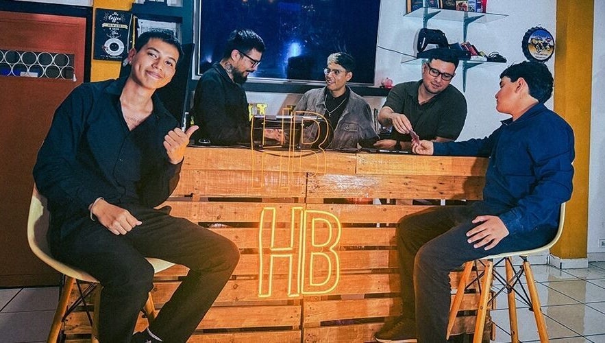 Clientes conversando en Hellblinders Barberia y tatuajes Tepic, un espacio acogedor en Tepic, Nayarit, MX.