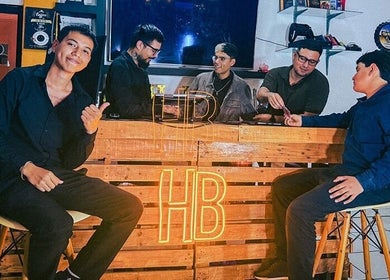 Clientes conversando en Hellblinders Barberia y tatuajes Tepic, un espacio acogedor en Tepic, Nayarit, MX.
