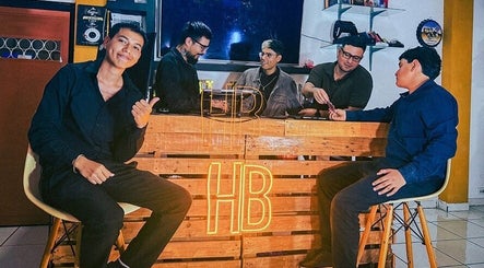 Clientes conversando en Hellblinders Barberia y tatuajes Tepic, un espacio acogedor en Tepic, Nayarit, MX.