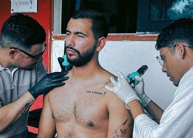 Artista tatuando en Hellblinders Barberia y tatuajes Tepic, ubicado en Tepic, Nayarit, MX. Experiencia única y creativa.