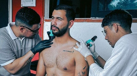 Artista tatuando en Hellblinders Barberia y tatuajes Tepic, ubicado en Tepic, Nayarit, MX. Experiencia única y creativa.