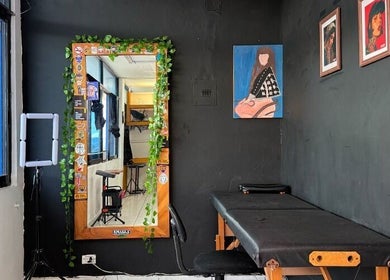 Sala con espejo decorativo en Hellblinders Barberia y tatuajes Tepic, Tepic, Nayarit, MX.