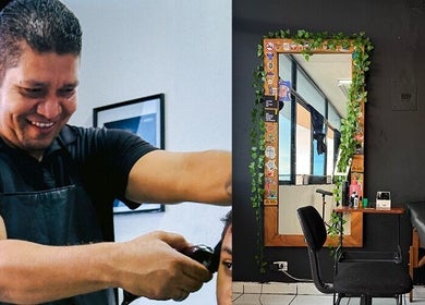 Barbero trabajando en Hellblinders Barberia y tatuajes Tepic, Tepic, Nayarit, MX, con espejo decorado.