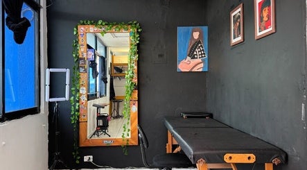 Interior de Hellblinders Barberia y tatuajes Tepic con espejo decorado, en Tepic, Nayarit, MX.