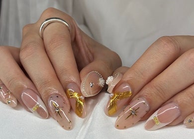 Elegant nail art with gold accents by Nails By Lexie in Montréal, Québec, CA, showcasing stunning craftsmanship.