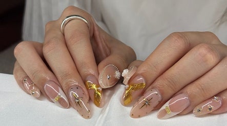 Elegant nail art with gold accents by Nails By Lexie in Montréal, Québec, CA, showcasing stunning craftsmanship.