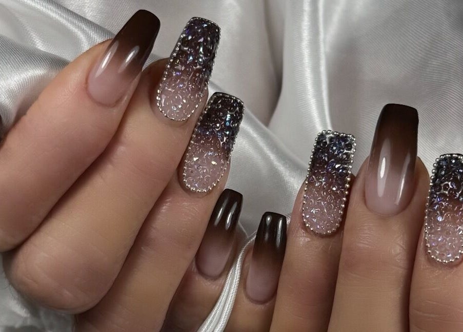 Stylish nail art at Tipsy By Lexie in Montréal, Québec, CA showcases luxurious nail design with elegant glitter.