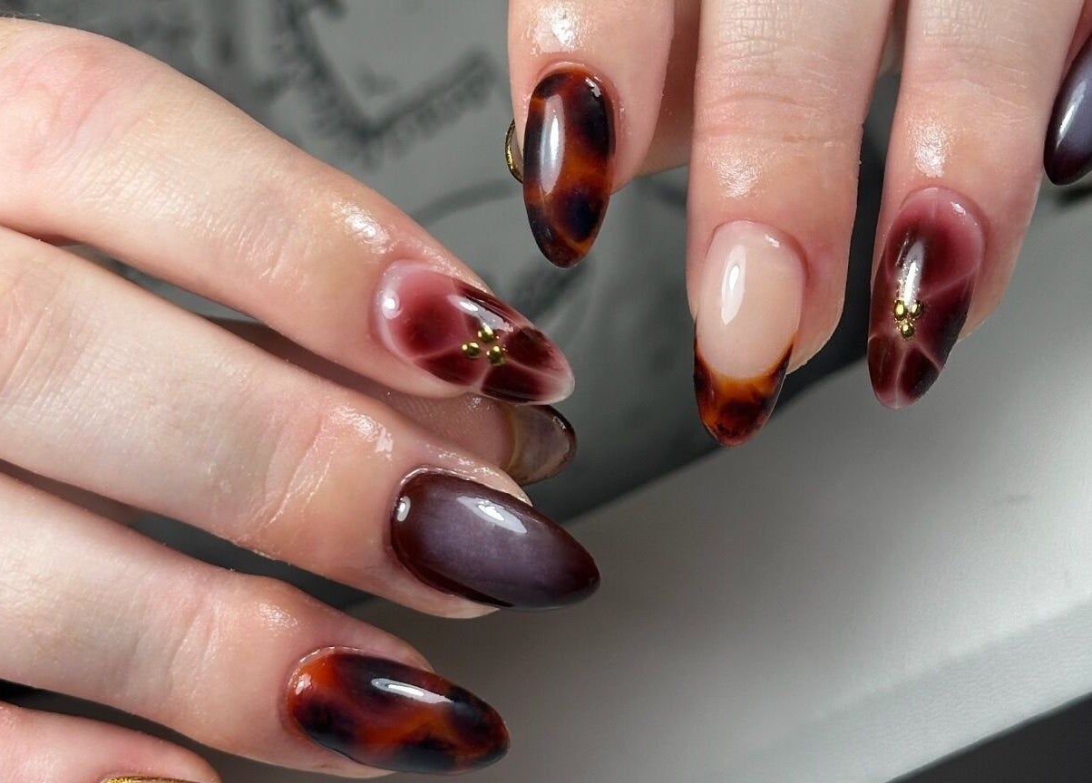 Elegant nail art at Tipsy By Lexie in Montréal, Québec, CA showcases intricate design and glossy finish.