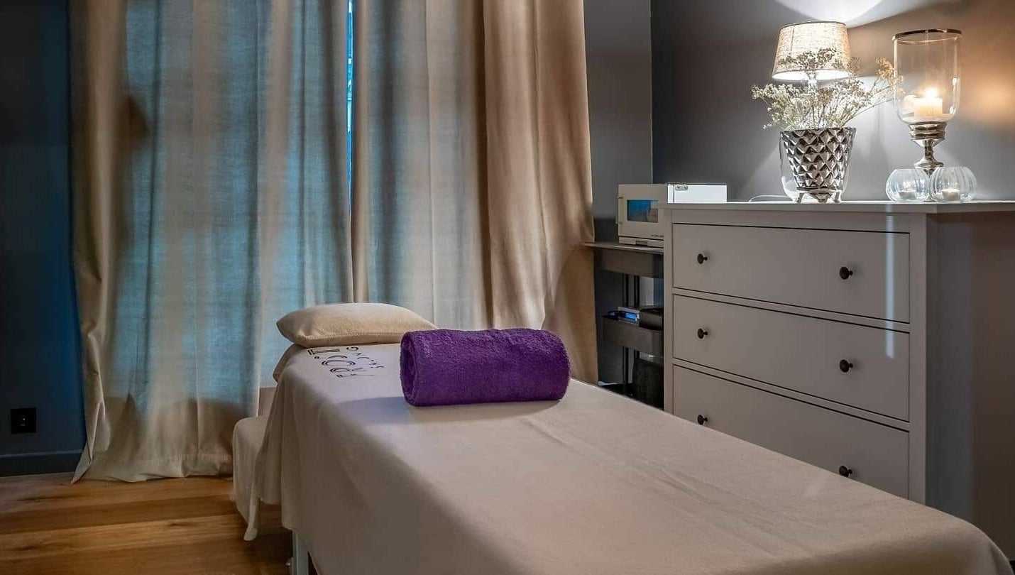 Calming massage room at Frost Salong, Pärnu, Pärnu Maakond, EE with soft lighting and cozy ambience.