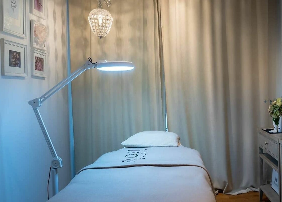 Tranquil treatment room at Frost Salong, Pärnu, Pärnu Maakond, EE, featuring elegant decor and soft lighting.