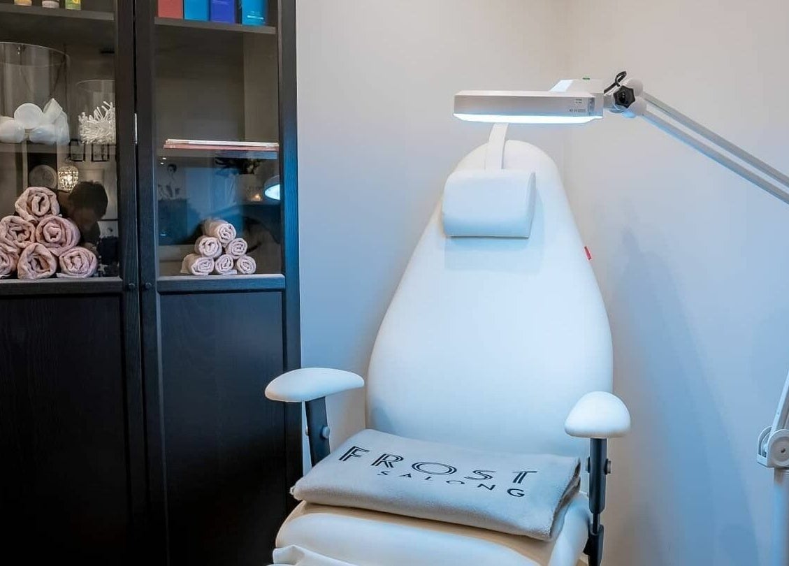 Frost Salong's serene treatment room with a plush chair and warm towels in Pärnu, Pärnu Maakond, EE.