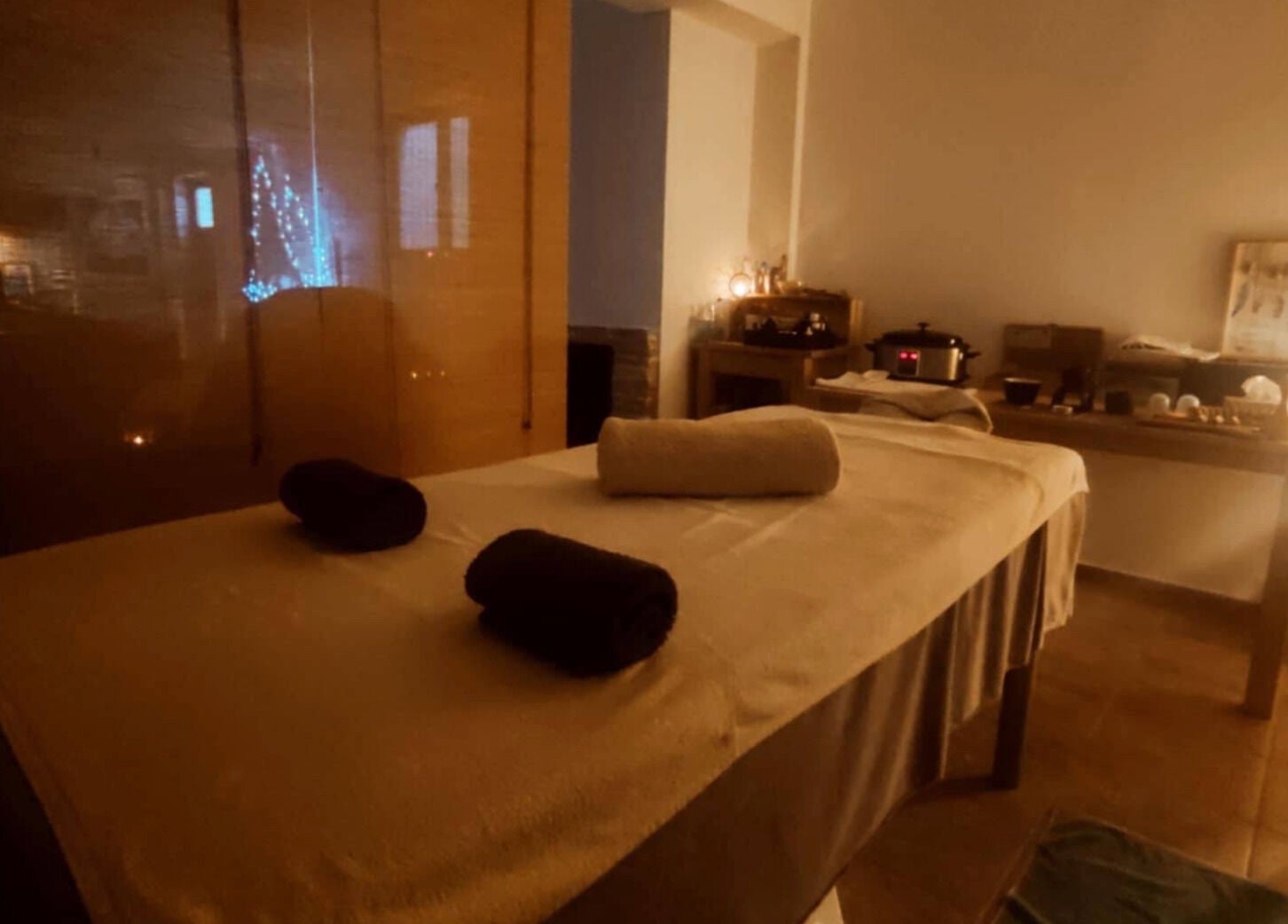 A serene massage room at Spiritual Wellness Retreat in Νέα Μάκρη, Μαραθώνος, GR, with soft lighting.