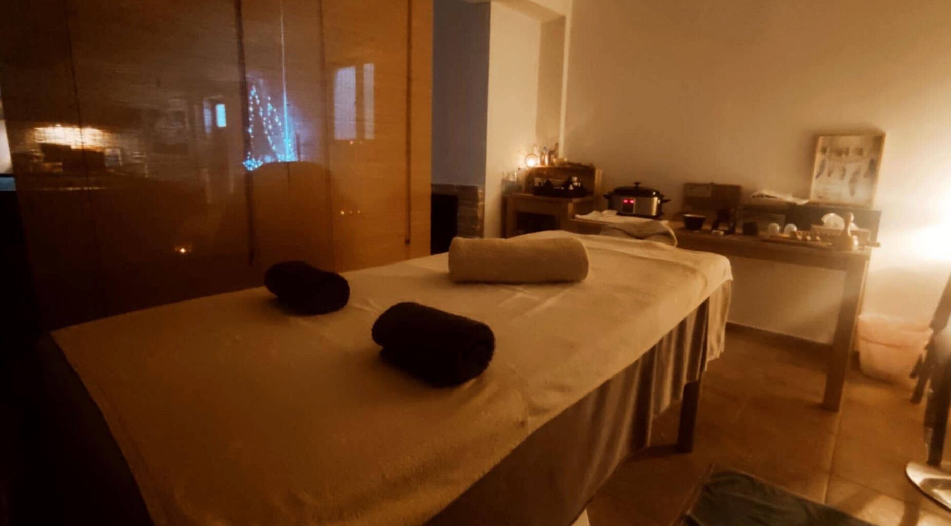 A serene massage room at Spiritual Wellness Retreat in Νέα Μάκρη, Μαραθώνος, GR, with soft lighting.